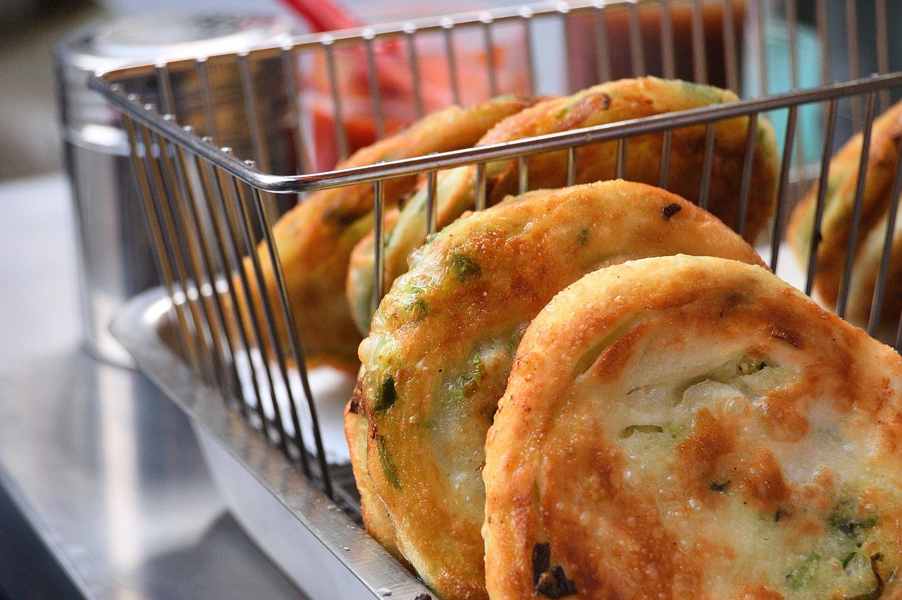 探索上海：网红葱油饼美食之旅